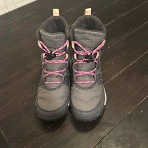 Girls snow boots like new size 4